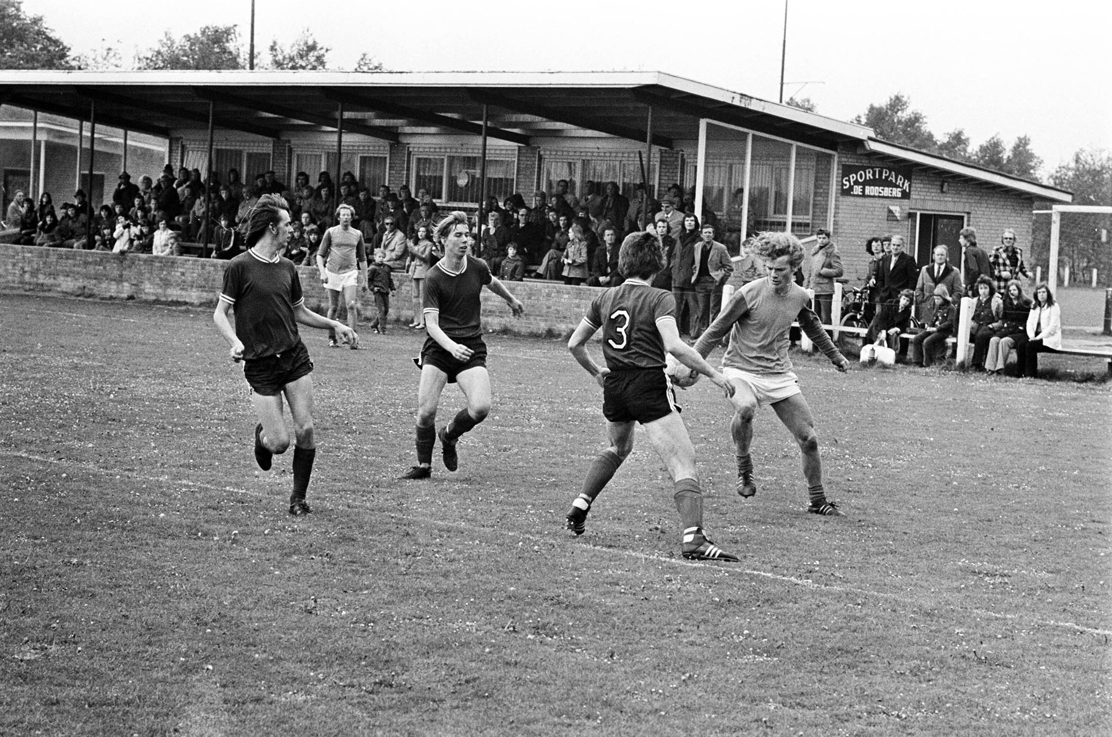 05-05-1974 Voetbalwedstrijd v.v. Bavel - SC Gastel op sportpark de Roosberg.